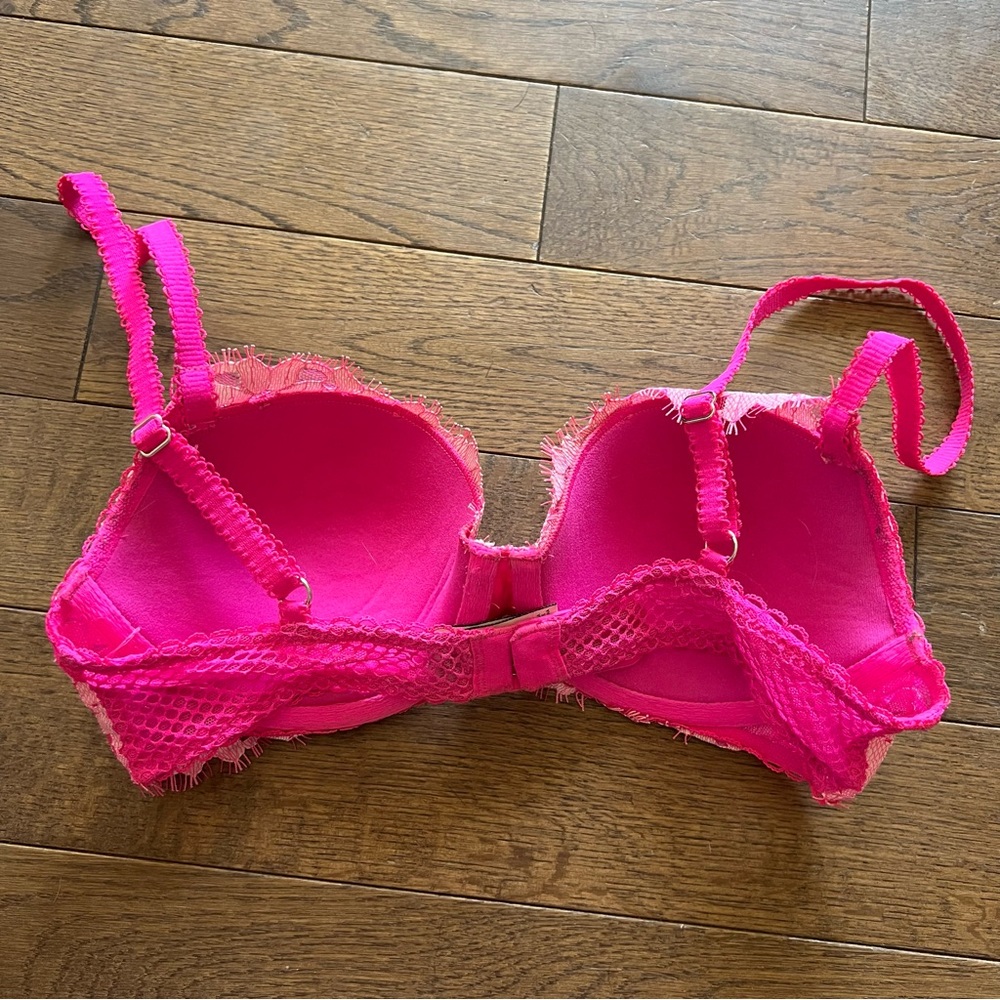 Victoria's Secret Bra - Picture 5 of 9